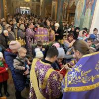 в Неделю 3-ю Великого поста, Крестопоклонную, Святая Церковь чтит память 40 Севастийских мучеников - святых воинов явивших свою стойкость веры в 4 веке. В Великий пост на Руси хозяйки пекли «жаворонков». Это булочки-птички из постного теста, иногда вылепленные вместе с гнездами и яичками. Жаворонков обычно пекли всей семьей. В христианской традиции булочки-птички символизировали улетающие к Богу души мучеников