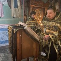 В храме святого пророка Иоанна Предтечи в Калуге была совершена утреня Великого Пятка Страстной седмицы, посреди храма читаются двенадцать Евангельских чтений, избранных из всех четырех Евангелистов, повествующих о страданиях Спасителя, начиная с последней беседы Его с учениками на Тайной Вечери и кончая погребением Его в саду Иосифа Аримафейского и приставлением воинской стражи к Его гробу