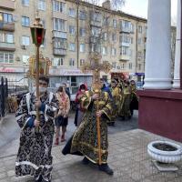вечером, в храме святого пророка Иоанна Предтечи была совершена утреня Великой субботы. В этот день Церковь воспоминает погребение Господа Иисуса Христа, пребывание Его тела во гро­бе, сошествие во ад для возвещения там побе­ды над смертью и избавления душ, с верою ожидав­ших Его пришествия, введение разбойника в рай