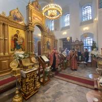 В храме святого пророка Иоанна Предтечи были совершены воскресные богослужения - с Недели Антипасхи богослужебный устав возобнавляет чтение кафизм на богослужениях и поминовение усопших