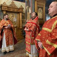 в храме святого пророка Иоанна Предтечи накануне вечером были совершены вечерня и полиелейная утреня, а утром Божественная литургия, предстоял за богослужениями игумен Мефодий (Пронькин), настоятель храма, сослужили ему иерей Александр Беляев и диакон Виктор Староста