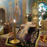 Неделя 16-я по Пятидесятнице, Святая Церковь чтит чудесное Воздвижение Животворящего Креста Господня. В храме святого пророка Иоанна Предтечи в Калуге торжества начались накануне вечером с всенощного бдения с литией - возглавил богослужение настоятель храма, секретарь Калужской епархии, игумен Мефодий (Пронькин)