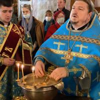 Святая Вселенская Церковь вспоминает чудо явленное Андрею Христа ради юродивому в Константинополе, ещё в десятом веке. Во время всенощного бдения, увидел идущую по воздуху Пресвятую Богородицу, озаренную небесным светом и окруженную Ангелами