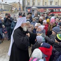 сразу после архиерейской литургии, у стен храма святого пророка Иоанна Предтечи в Калуге состоялось торжественное открытие Рождественнской композиции - вертепа где родился Богомладенец Христос