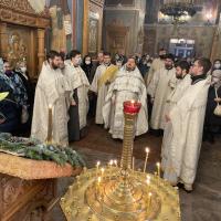 в храме святого пророка Иоанна Предтечи были совершены богослужения Навечерия Рождества Христова (Рождественского Сочельника). По традиции в этот день служатся Царские часы - это часы дополненные чтениями паримий, апостола и Евангелия, разъясняющими смысл совершаемого праздника