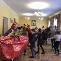 в воскресенье, в стенах воскресной школы Предтеченского Духовно-просветительского центра было много событий - завершалась масленичная неделя, Масленица! Было шумно и весело: пели, играли в разные игры - силачи поднимали «гири», девушки танцевали с коромыслами, участвовали в разных эстафетах, перетягивали канат, организовывали шуточный шумовой оркестр, участвовали в разных мастер-классах и конечно-же пили чай с блинами