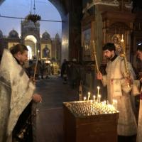 Церковь Вселенская совершает поминовение православных христиан от века усопших - мясопустную родительскую субботу. В храме святого пророка Иоанна Предтечи в Калуге накануне вечером были совершены вечерня и утреня с чином парастаса, предстоял игумен Мефодий (Пронькин) - настоятель храма, секретарь Калужской епархии