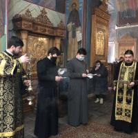 На первой Седмице Великого поста в храмах утром совершаются особые уставные богослужения. Начинается день с утрени и первого часа, затем часы третий, шестой и девятый, изобразительны и вечерня