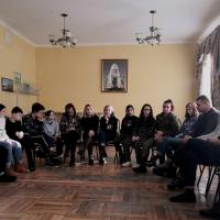 в Предтеченском духовно-просветительском центре в рамках мероприятий по профилактике наркозависимости состоялась встреча, на которую пригласили подростков из реабилитационного центра «Надежда», молодых людей, проходящих реабилитацию по поводу наркозависимости в «Центре психологической помощи» д. Камельгино Калужской области и студентов Калужской духовной семинарии, проходящих миссионерскую практику
