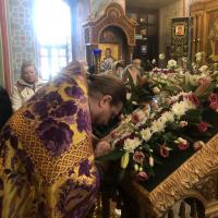 в Неделю 3-ю Великого поста, Крестопоклонную, в храме святого пророка Иоанна Предтечи в Калуге были совершены воскресные богослужения. Всенощное бдение Недели Крестопоклонной имеет свои особенности - полиелей совершается в алтаре