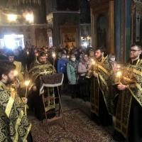 в Великий Четверг, вечером совершается утреня Великого Пятка с чтением 12-ти Евангелий, именуемая Уставом Последование Святых и спасительных Страстей Господа нашего Иисуса Христа. За богослужением прочитываются 12 отрывков Евангелия, рассказывающих о предательстве, суде и пропятии Спасителя
