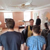 Духовно-просветительский миссионерский центр, действующий при Предтеченском храме, организовал очередную поездку в центр реабилитации наркозависимых, духовным окормлением которого мы занимаемся. В начале встречи был отслужен молебен «О страждущих недугом винопития или наркомании», во время которого реабилитанты в молитвах Богу просили о помощи в борьбе со своей зависимостью