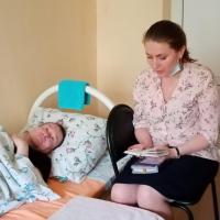 молодежное движение «Родные берега» и прихожане нашего храма в очередной раз посетили дом-интернат для престарелых и инвалидов. В преддверии Литургии, еженедельно совершаемой в стенах интерната, участники этой мессионерской поездки помогли слабовидящим постояльцам интерната подготовиться к причастию, прочитав для них молитвы ко причащению и Евангелие