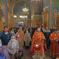 в Неделю 2-ю по Пасхе, апостола Фомы, воскресные богослужения начались всенощным бдением - предстоял игумен Мефодий (Пронькин), настоятель храма, секретарь Калужской епархии, ему сослужили иерей Евгений Холявко, иерей Александр Беляев, иерей Павел Рогожин, иерей Павел Степанюк, диакона Виктор Староста и Вячеслав Бахаев