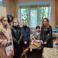 молодёжное движение «Родные берега», созданное при нашем храме, совершило очередную мессионерскую поездку в дом-интернат для престарелых и инвалидов на ул. Маяковского, д.35. Ребята посетили уже знакомых бабушек и дедушек, всегда с благодарностью их встречающих