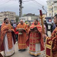 Святая Церковь чтит своего страстотерпца и великомученика Георгия Победоносца, в храме святого пророка Иоанна Предтечи в Калуге собором духовенства была совершена Божественная литургия, предстоял игумен Мефодий (Пронькин), настоятель храма, секретарь Калужской епархии. За богослужением возносились мольбы об избавлении от коронавируса и исцелении тяжкоболящих
