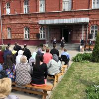 в День славянской письменности и культуры у стен Предтеченского храма состоялся праздничный концерт - все желающие могли посмотреть выступление коллективов города и Предтеченского духовного центра