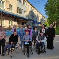 молодёжное движение «Родные берега» и прихожане храма в очередной раз посетили дом-интернат для престарелых и инвалидов на ул. Маяковского, 35. По уже сложившейся традиции мы посетили дедушек и бабушек накануне совершения в стенах интерната Божественной Литургии. Мы подготовили постояльцев ко Святому Причащению, прочитав для них молитвенное последование и Евангелие