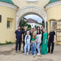 5 июля по благословению настоятеля нашего храма – игумена Мефодия (Пронькина) – подростково-молодежное движение «Родные берега» совершило поездку в Свято-Пафнутьев Боровский монастырь. Добирались на электричках и рейсовых автобусах. Для ребят это был новый увлекательный опыт. В монастыре нас встретили и провели увлекательную экскурсию. Экскурсовод подробно рассказал историю монастыря: о его создании, об особенностях, о жизни и укладе. Особое внимание в ходе рассказа было уделено основателю монастыря – преподобному Пафнутию Боровскому. А после экскурсии всю группу разместили в гостинице на отдых. Набравшись сил, мы отправились в поход. Он был недолгим, потому что решено было расположиться на берегу реки, которая протекает недалеко от монастыря. Поставив лагерь, молодежь разделилась на группы: кто-то пошел собирать хворост для костра, а кто-то решил искупаться. Ребята быстро набрали сухих веток для костра. Общими усилиями развели огонь, на котором вместе готовили мясо и овощи. Процесс готовки был совсем не скучным, ведь мальчики и девочки пели песни, рассказывали истории, которые не прекращались ни до, ни во время трапезы, ни потом. Лагерем простояли на берегу до глубокого вечера: купались, общались, играли с Рани – собакой, которая путешествовала вместе с нами. Но на этом наше путешествие не закончилось. На следующий день мы вернулись на трапезу в монастырь, а затем отправились на базу отдыха – следующая точка в нашем запланированном маршруте. По дороге набрели на святой источник. Мы набрали воды и продолжили путь. Вскоре добрались до базы,и ребята решили немного поиграть в волейбол и в другие подвижные игры. Когда сил не осталось было принято решение готовить ужин – плов и чай. Уставшие, но счастливые, мы вернулись домой поздним вечером.  Ребятам понравилась поездка. Они узнали много нового и интересного, совместно преодолевали трудности, а главное - научились понимать и делиться радостью друг с другом. Конечно, не обошлось и без ошибок. Но это стало положительным опытом для всех нас. И в итоге, поход оставил о себе много хороших воспоминаний!  С Божьей помощью и вместе мы можем многое: трудиться, помогать, заниматься разной социальной активностью, дружить и проводить свободное время вместе. Это показывает не только миссионерская деятельность, которой занимается наше молодежное движение, но и такие неформальные совместные мероприятия. Хотим выразить отдельную благодарность настоятелю нашего храма игумену Мефодию за организацию данной поездки и предоставленную возможность для молодежи нашего Храма совершать подобного рода досуговые мероприятия.