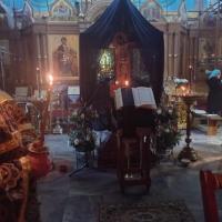 в храме святого пророка Иоанна Предтечи в Калуге была совершена утреня Великого Пятка с чтением 12 Страстных Евангелий. Традиция прочтения Евангелия повествующего о страданиях Христа восходит к самому началу Церкви, а если точнее Церкви Иерусалимской, где христиане в Великую Пятницу читали Страстные Евангелия перемещаясь по местам описываемым евангелистами