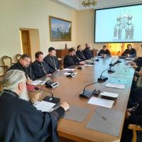 в прошедшем в конференц зале заседаний Калужской митрополии Епархиальном совете принял участие настоятель храма святого пророка Иоанна Предтечи в Калуге, секретарь Калужской епархии игумен Мефодий (Пронькин). Работу Совета возглавил митрополит Калужский и Боровский Климент. После общей молитвы была представлена повестка собрания