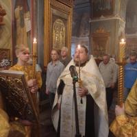 Неделя 4-я по Пятидесятнице, обретение мощей преподобного Амвросия Оптинского, в храме святого пророка Иоанна Предтечи были совершены воскресные богослужения, начавшиеся накануне вечером Всенощным бдением, которое совершили соборно клирики храма, предстоял игумен Мефодий (Пронькин)