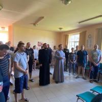 23 июля, в рамках сотрудничества нашего храма в вопросах духовного окормления с одним из калужских центров по реабилитации для людей, страдающих наркотической и алкогольной зависимостью, прошла очередная встреча с людьми, проходящими реабилитацию. Во время беседы был рассмотрен вопрос отношения Бога к согрешившему человеку на примере притч о заблудшей овце и о блудном сыне