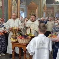 Святая Церковь вспоминает Преображение Господне - чудо явленное избранным апостолам и до времени воскресения остававшееся сокрытым. В этот день также освящаются начатки плодов и овощей - в народе данный праздник из-за этого называют 