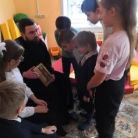 После летнего перерыва на время каникул возобновились духовно-просветительские беседы, проводимые миссионером нашего храма Литвиновым Кириллом в социально-реабилитационном центре для детей и подростков 
