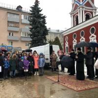 несмотря на сложные погодные условия, учащиеся Воскресной школы и детского клиросного хора Предтеченского духовно-просветительского центра традиционно участвовали в открытии Рождественской недели в Калуге у Рождественского вертепа храма святого пророка Иоанна Предтечи