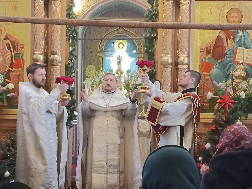 6 января, в навечерие Рождества Христова, Рождественский сочельник, в храме святого пророка Иоанна Предтечи в Калуге были совершены праздничные богослужения. Вечером были совершены вечерня и утреня Утром служили особые Царские часы - часы совершаются по центру храма с чтением Евангелия. Затем собором духовенства были совершены вечерня и литургия Василия Великого.