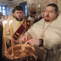 19 января. Святое Богоявление (Крещение Господне). Ныне мир просветляется во всех частях своих. Радуется, прежде всего, небо, передавая людям сходящий с небесных высот глас Божий.  Освящается полетом Духа Святого воздух.  Освящается естество воды, как бы приучаясь омывать вместе с телами и души. И вся тварь земная ликует.  Один только дьявол плачет, видя святую купель, приготовленную для потопления его могущества. 