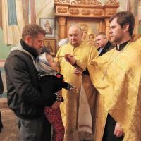 Великий пост в 2023 году начнется 27 февраля, но ему предшествует несколько подготовительных «Недель» — Воскресений. Первая Неделя (Воскресенье) — 5 февраля, Неделя о мытаре и фарисее.  За богослужением в этот день начинается пение и чтение Постной Триоди. На Литургии читается Евангелие от Луки, в котором мытарь олицетворяет собою искренне кающегося грешника, а фарисей — человека внешне благочестивого, но не видящего своих грехов и мнящего себя праведным.  Церковь примером мытаря и фарисея напоминает о смирении, как истинном начале и основании покаяния и всякой добродетели, и о гордыне как главном источнике грехов, который оскверняет человека, отдаляет его от людей, делает богоотступником.