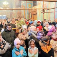 Адамово изгнание… Это и есть отправная точка нашего земного странствия в поисках утраченного Отечества — Царства Божия. Причина изгнания Адама — грех, совершенный прародителем. Грех же причина страданий, болезней, скорбей и самой смерти. Поэтому борьба с грехом — это главный подвиг на пути к Богу. Последнее воскресенье перед началом Великого поста именуется Церковью Неделей сыропустной (так как именно сегодня заканчивается употребление в пищу молочных продуктов), или Прощеным воскресеньем. В этот день после вечернего богослужения в храмах совершается особый чин прощения, когда священнослужители и прихожане взаимно испрашивают друг у друга прощение, чтобы вступить в Великий пост с чистой душой, примирившись со всеми ближними.