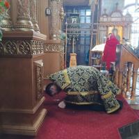 27 февраля, Чистый понедельник, первый День Великого поста, в храме святого пророка Иоанна Предтечи были совершены уставные богослужения. Особый неспешный темп, долгие чтения, земные поклоны за богослужением, то что отличает постовые службы от привычных нам полиелейных праздничных служб. Начался день с утрени и первого часа, затем были совершены третий, шестой и девятый часы, изобразительны и вечерня. Каждое богослужение венчает особая покаянная молитва святого Ефрема Сирина.