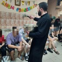 В рамках сотрудничества между Предтеченским духовно-просветительским центром, действующим при храме, и реабилитационным центром для людей, страдающих нарко- и алкозависимостями, находящегося по адресу Секиотовский переулок д. 3, прошла очередная просветительская встреча, приуроченная к праздникам Рождества Христова и Крещения Господня.