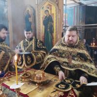 Литургия Григория Двоеслова, или преждеосвященных Даров, свершается в храмах в будние дни на протяжении Великого Поста. Это церковное богослужение пропитано печалью и покаянием. Ведь в великопостные дни верующие не радуются, а сокрушаются в своих грехах. Однако, благодаря милости Божьей и согласно церковным правилам, христиане даже в момент скорби могут причащаться Святыми Дарами, освященными ранее на полной Литургии, совершенной в предыдущее воскресенье.