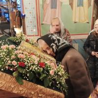 5 марта 2023 года в России отмечают день Торжества Православия. Этот праздник напоминает об окончательной победе над врагами православия – иконоборцами. Вот уже больше тысячи лет Торжество Православия совершается в первую неделю (или воскресенье) Великого поста.  В этот день в храме святого пророка Иоанна Предтечи в Калуге были совершены воскресные богослужения. Всенощное бдение, совершенное накануне вечером, возглавил настоятель храма, секретарь Калужской епархии, игумен Мефодий (Пронькин), сослужили ему клирики храма. За богослужением все желающие также могли поговорить со священником и принести покаяние на таинстве исповеди.