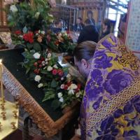 За Господом Крестоносцем нельзя идти без креста; и все, идущие за Ним, непременно идут с крестом.   Что же такое этот крест? Всякого рода неудобства, тяготы и прискорбности, налегающие и извне, и извнутри на пути добросовестного исполнения заповедей Господних в жизни по духу Его предписаний и требований. Такой крест так срощен с христианином, что где христианин, там и крест этот, а где нет этого креста, там нет и христианина.   19 марта, Неделя 3-я Великого поста, Крестопоклонная, воскресные богослужения были совершены в храме святого пророка Иоанна Предтечи в Калуге. Начался богослужебный круг с всенощного бдения на котором на центр храма был изнесен Честной Крест Господень. Возглавил богослужение настоятель храма, секретарь Калужской епархии, игумен Мефодий (Пронькин), сослужили ему клирики храма соборно.