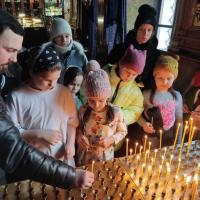 В Предтеченской воскресеной школе прошли открытые уроки для учеников 1,2,3 и 4 групп в храме Иоанна Предтечи. Уроки направлены на практическое ознакомление детей и подростков с внешним и внутренним устройством храма, архитектурными особенностями, значением и смыслом икон и устройством иконостаса, так же житием святых прп. Спиридона Тримифунтского, блж. Матроны Московской, свт. Николая Чудотворца и других святых образов, которые находятся в нашем храме.