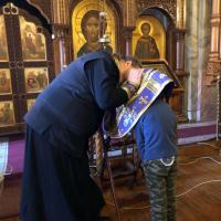 «...Кто хочет идти за Мною, отвергнись себя и возьми крест свой, и следуй за мной» (Мк 8:24) Третья неделя Великого поста - Крестопоклонная. Именно в третью неделю мы празднуем поклонение честному и животворящему Кресту, которое было установлено для поддержания в середине поста духовных сил верующих. Оно напоминает о том, что именно Крест является главным орудием нашего спасения, что он является символом не только искупительной смерти Христа, но и Его славного Воскресения.