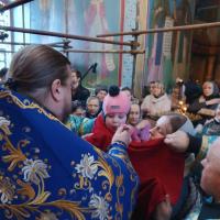 Акафист Похвала Богородице — это молебное благодарственное пение, посвященное Той, Которая родила Спасителя всем миру. Раз в году — на пятой неделе Великого поста — верующие собираются в храме, чтобы вместе обратиться к Ней. Есть немало хвалебных песен, посвященных Иисусу, святым, церковным праздникам, но все они появились позже, чем Акафист Богоматери. И до сих пор это единственный из всех акафист, который вписан в богослужебный устав и включен непосредственно в церковную службу.