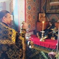 12 апреля. Великая Среда Страстной седмицы.  Замечательной идеей, жемчужиной службы Великой Среды является сравнение двух событий, составляющих две темы богослужения, соединение этих тем в рамках одного песнопения. На одном полюсе сравнения стоит блудница, великая грешница, которая своим добродетельным поступком восходит от погибели к спасению, а на другом — Иуда, бывший одним из ближайших учеников Христа, который совершает прямо противоположные действия и в итоге со своего высокого положения низвергается в пропасть. Особенно ярко выглядят противопоставления щедрости женщины и сребролюбия Иуды, благоговейных поцелуев блудницы и предательского поцелуя ученика.