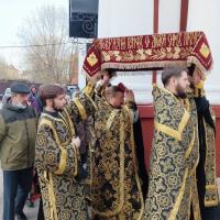 14 апреля, вечером, в храме святого пророка Иоанна Предтечи была совершена утреня с чином погребения Спасителя, возглавил богослужение игумен Мефодий (Пронькин), сослужили ему клирики храма. Богослужение Великой Субботы переносит нас к Иосифу и Никодиму - мы видим как они полагают Христа во гроб, слышим плач Пречистой, но уже слышно обетование Воскресения в возглашении 