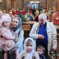 Великий двунадесятый праздник Вознесения на небо Господа и Бога и Спаса нашего Иисуса Христа в 2023 году Церковь празднует 25 мая. – В этот день Господь вознесся плотью на Небо и воссел одесную Отца; — это действие стало завершающим актом в деле искупления человека, примирения человека и Бога; — Господь «посадил» человеческую природу «одесную» Бога Отца; этим Он не только удостоил естество человека высочайшей чести, но и открыл всем людям путь на небо – вознесшись на Небо, Господь показал всему миру, что ожидает Его верных последователей: Царство Небесное, Царство Славы.