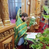 Троица, или Пятидесятница, — это день рождения Церкви. На Троицу все православные храмы убраны изумрудной зеленью — травами, ветками берез и цветами. В этот день христиане вспоминают сошествие Святого Духа на апостолов, которое произошло спустя пятьдесят дней после Воскресения Христова.  4 июня в храме святого пророка Иоанна Предтечи накануне вечером было совершено всенощное бдение, возглавил которое настоятель храма, секретарь Калужской епархии, игумен Мефодий (Пронькин).