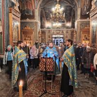 Акафист Похвала Богородице — это молебное благодарственное пение, посвященное Той, Которая родила Спасителя всем миру. Раз в году — на пятой неделе Великого поста — верующие собираются в храме, чтобы вместе обратиться к Ней. Есть немало хвалебных песен, посвященных Иисусу, святым, церковным праздникам, но все они появились позже, чем Акафист Богоматери. И до сих пор это единственный из всех акафист, который вписан в богослужебный устав и включен непосредственно в церковную службу.