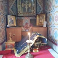 1 мая. Великая Среда Страстной седмицы. Замечательной идеей, жемчужиной службы Великой Среды является сравнение двух событий, составляющих две темы богослужения, соединение этих тем в рамках одного песнопения. На одном полюсе сравнения стоит блудница, великая грешница, которая своим добродетельным поступком восходит от погибели к спасению, а на другом — Иуда, бывший одним из ближайших учеников Христа, который совершает прямо противоположные действия и в итоге со своего высокого положения низвергается в пропасть. Особенно ярко выглядят противопоставления щедрости женщины и сребролюбия Иуды, благоговейных поцелуев блудницы и предательского поцелуя ученика.