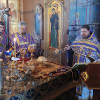2 мая, Великий Четверг, в богослужении воспоминаются четыре важнейших события из жизни Христа Спасителя: Тайная Вечеря, на которой Господь установил новозаветное таинство святой Евхаристии; омовение ног ученикам в знак глубокого смирения и любви к ним; молитва в саду Гефсиманском и предательство Иисуса Христа Иудою на страдания и смерть. Накануне вечером были совершены малое повечерие и утреня, утром вечерня в соединении с литургией Василия Великого.