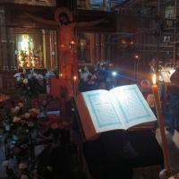 2 мая, в четверг Страстной седмицы, вечером, в храме святого пророка Иоанна Предтечи в Калуге, было  совершено последование утрени Великой Пятницы с чтением Двенадцати страстных Евангелий. Эта служба содержит глубочайшие по своему смыслу и назидательности чтения и песнопения, внимательное рассмотрение которых принесет величайшую пользу. Сопровождая на Голгофу своего Жениха, Церковь предоставляет повествование Евангелистам, а сама в промежутках между чтениями воспевает и толкует читаемое.
